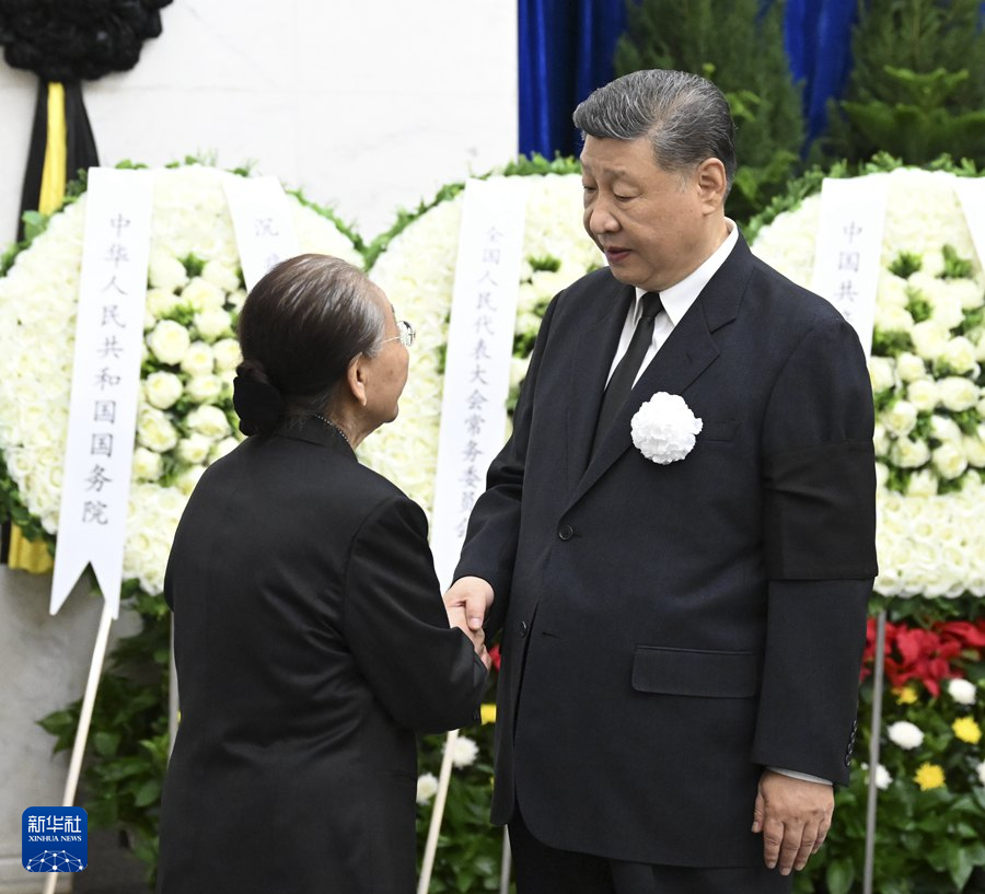 6月12日，熱地同志遺體在北京八寶山革命公墓火化。習近平、李強、趙樂際、王滬寧、蔡奇、丁薛祥、李希等前往八寶山送別。這是習近平與熱地親屬握手，表示深切慰問。