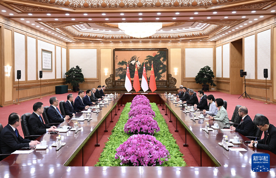 6月24日上午，國家主席習近平在北京人民大會堂會見來華進行正式訪問的新加坡總理黃循財。