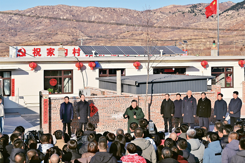 2025年1月22日至24日，中共中央總書記、國家主席、中央軍委主席習近平冒着嚴寒來到遼寧，看望慰問基層幹部群眾。這是22日下午，習近平在葫蘆島市綏中縣明水滿族鄉祝家溝村考察時，同村民們親切交流，向大家致以誠摯慰問和新春祝福。