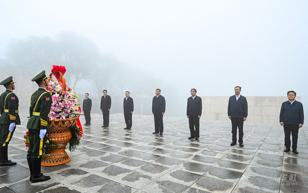 習近平在山西陽泉市向抗戰烈士敬獻花籃並參觀百團大戰紀念館