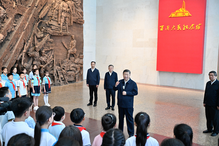 7月7日至8日，中共中央總書記、國家主席、中央軍委主席習近平在山西考察。這是7日下午，習近平在位於陽泉市獅腦山的百團大戰紀念館考察時，同前來參觀的青少年學生和紀念館工作人員親切交流。