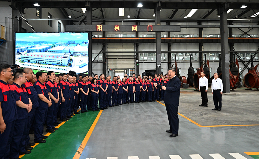 7月7日至8日，中共中央總書記、國家主席、中央軍委主席習近平在山西考察。這是7日下午，習近平在陽泉閥門股份有限公司考察時，同企業員工親切交流。