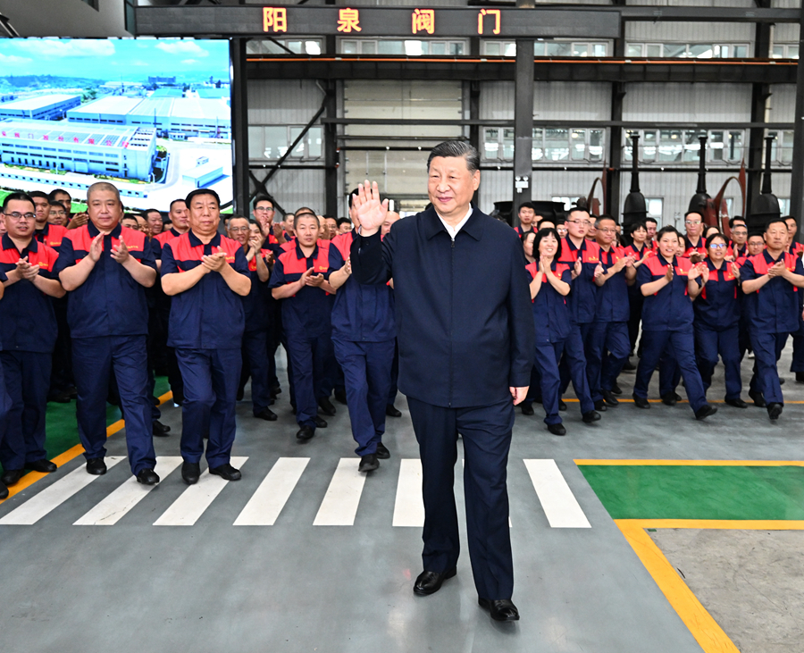 7月7日至8日，中共中央總書記、國家主席、中央軍委主席習近平在山西考察。這是7日下午，習近平在陽泉閥門股份有限公司考察時，同企業員工在一起。