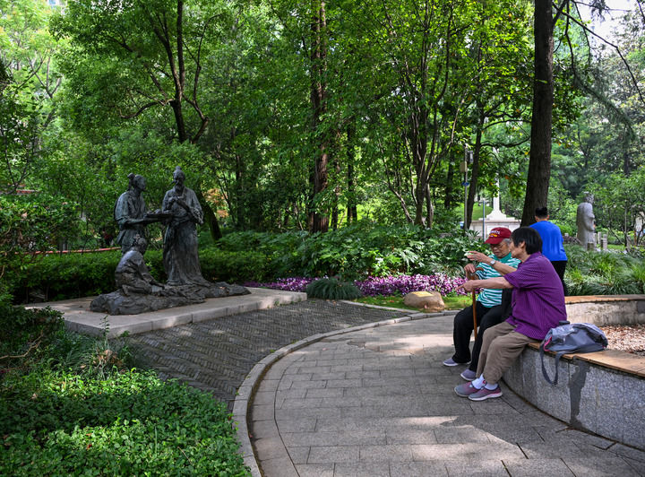 市民在位於上海徐家匯的光啟公園休息（2025年5月17日攝）。