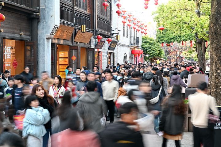 游客在福州三坊七巷南後街參觀游玩（2025年2月4日攝）。