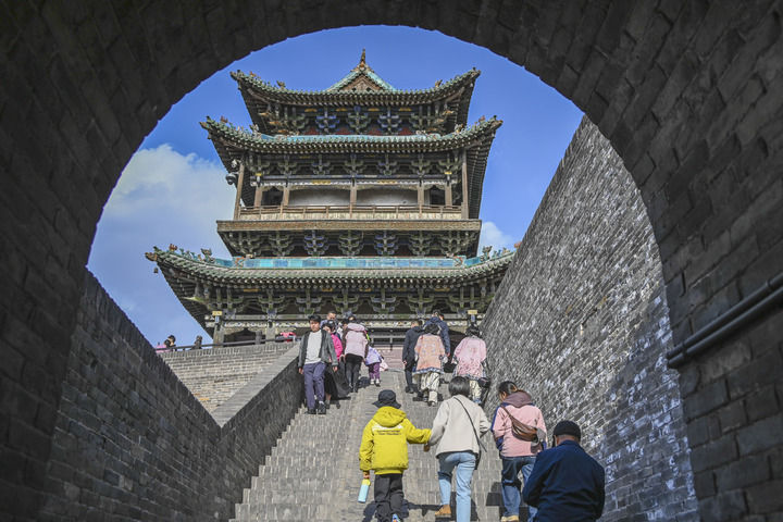 游客登上山西省晉中市平遙古城城墻游覽觀光（2025年4月4日攝）。