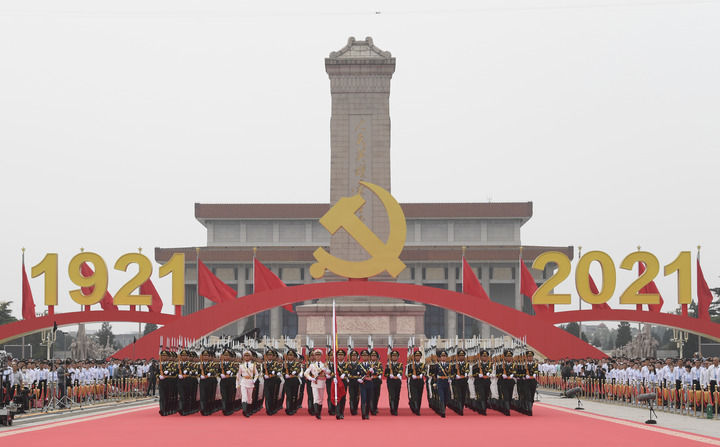 2021年7月1日上午，慶祝中國共産黨成立100周年大會在北京天安門廣場隆重舉行。這是國旗護衛隊準備升旗。（申宏 攝）