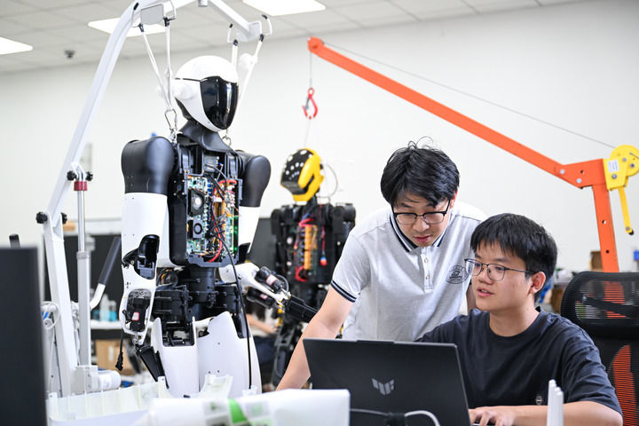 2025年5月29日，在位於湖北省武漢市的華中科技大學機械科學與工程學院，研究人員對“荊楚”人形機器人進行代碼調試。
