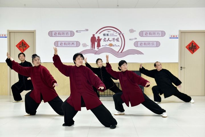 2025年3月12日，在山東省菏澤市鄆城縣中央悅府綜合養老服務中心，老人在打太極拳。