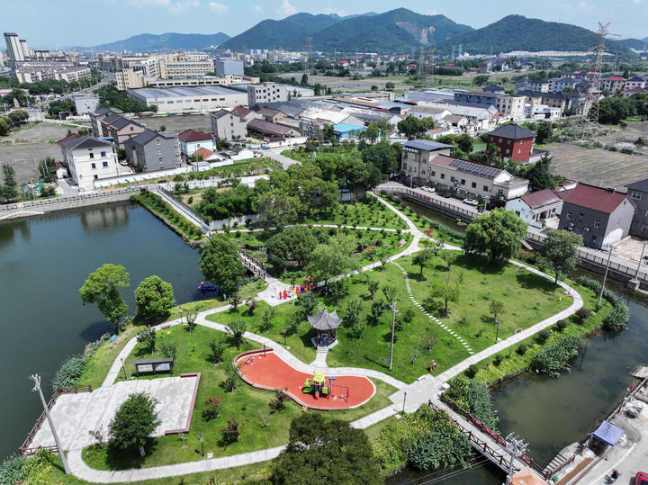 這是2025年6月18日拍攝的經過環境整治提升的浙江省湖州市長興縣李家巷鎮許家浜村田心島公園（無人機照片）。