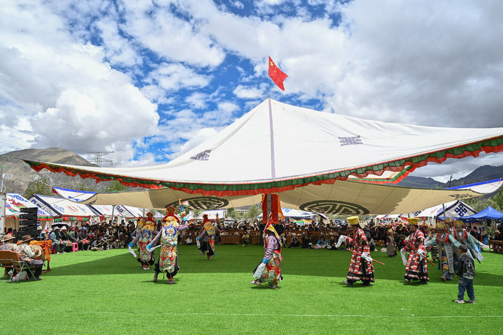 民間藏戲表演隊在西藏南木林縣非遺公園內表演湘巴藏戲（2025年7月16日攝）。