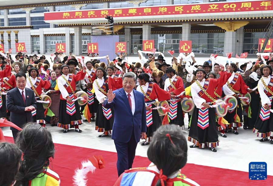 8月21日，中共中央總書記、國家主席、中央軍委主席習近平在拉薩出席西藏自治區成立60周年慶祝活動後，乘專機返回北京。這是習近平在拉薩貢嘎機場向前來歡送的各族群眾揮手致意。