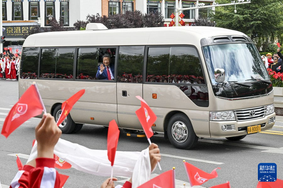 8月21日，中共中央總書記、國家主席、中央軍委主席習近平在拉薩出席西藏自治區成立60周年慶祝活動後，乘專機返回北京。這是習近平在前往貢嘎機場途中向前來歡送的各族群眾揮手致意。