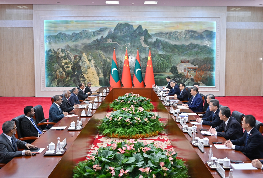 8月31日上午，國家主席習近平在天津迎賓館會見來華出席2025年上海合作組織峰會和紀念中國人民抗日戰爭暨世界反法西斯戰爭勝利80週年活動的馬爾地夫總統穆伊茲。