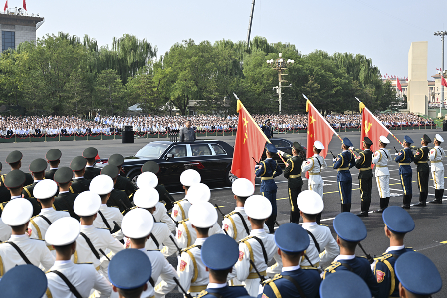 9月3日，紀念中國人民抗日戰爭暨世界反法西斯戰爭勝利80周年大會在北京天安門廣場隆重舉行。中共中央總書記、國家主席、中央軍委主席習近平發表重要講話並檢閱受閱部隊。這是習近平乘車行進至黨旗、國旗、軍旗前，向旗幟行注目禮。