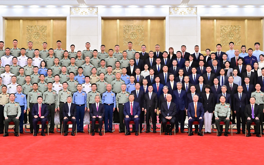 9月17日，黨和國家領導人習近平、蔡奇等在北京人民大會堂接見中國人民抗日戰爭暨世界反法西斯戰爭勝利80周年紀念活動籌辦工作各方面代表。