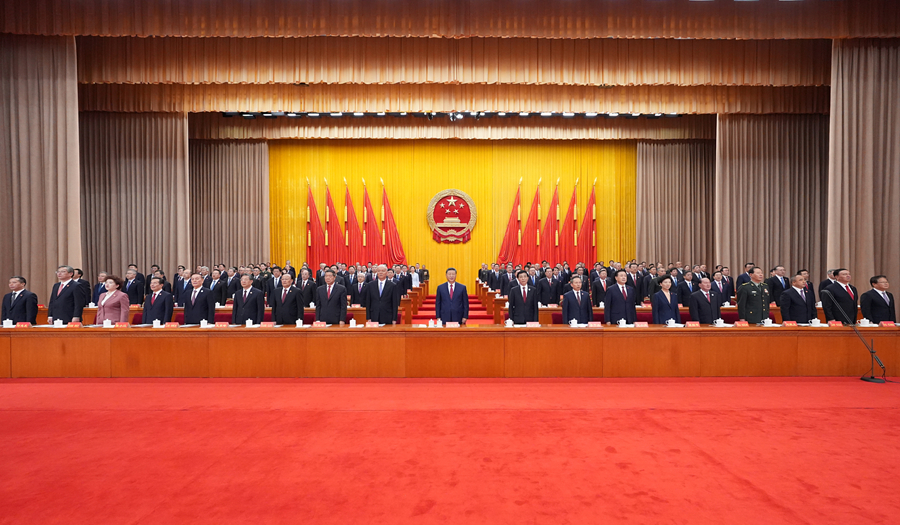 9月25日上午，新疆維吾爾自治區成立70周年慶祝大會在新疆人民會堂隆重舉行。中共中央總書記、國家主席、中央軍委主席習近平出席慶祝大會。王滬寧、蔡奇出席大會。（
