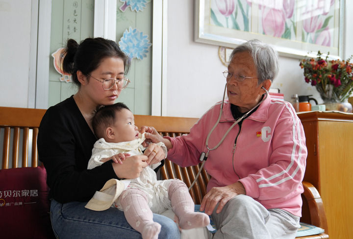 2024年9月10日，在陜西省榆林市佳縣，路生梅在自己的住所為患兒聽診。