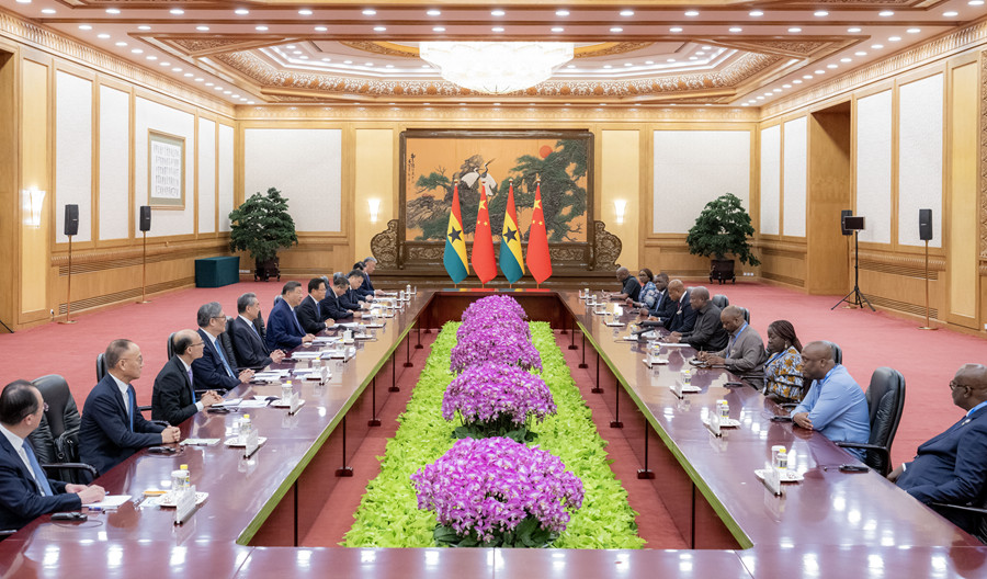 10月14日上午，國家主席習近平在北京人民大會堂會見來華出席全球婦女峰會的迦納總統馬哈馬。