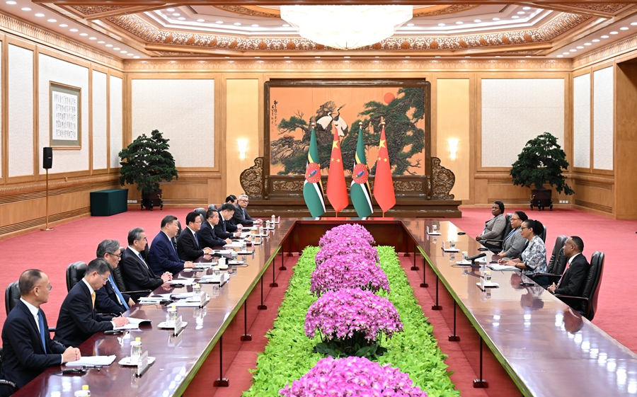 10月14日上午，國家主席習近平在北京人民大會堂會見來華出席全球婦女峰會的多米尼克總統伯頓。