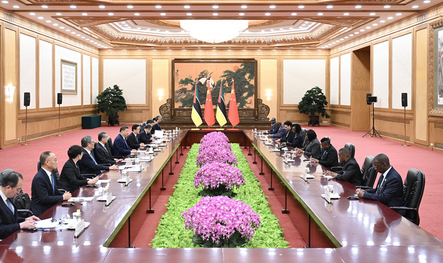 10月14日上午，國家主席習近平在北京人民大會堂會見來華出席全球婦女峰會的莫三比克總理萊維。