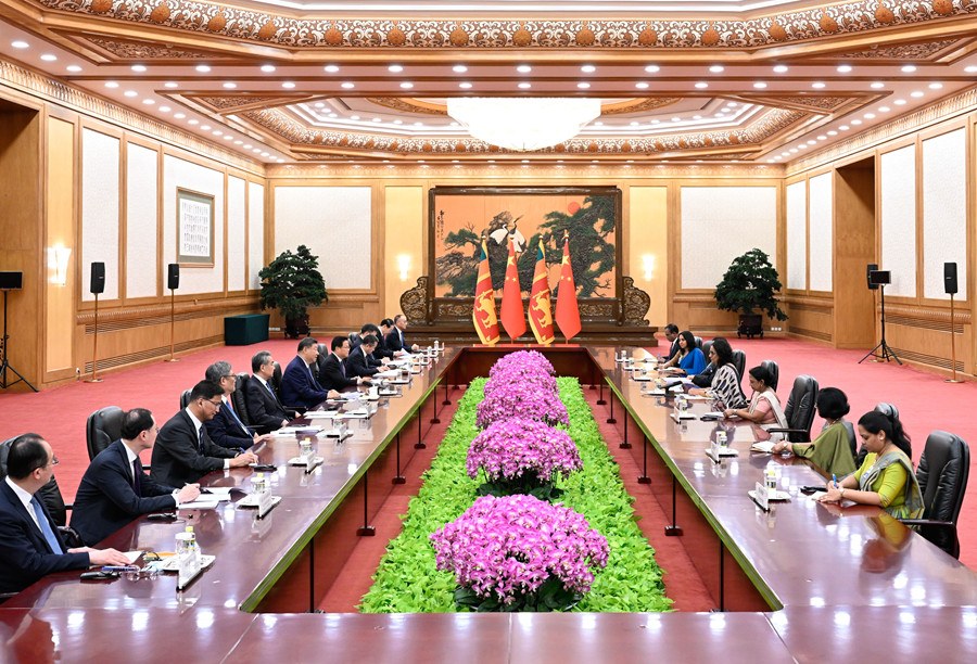 10月14日上午，國家主席習近平在北京人民大會堂會見來華出席全球婦女峰會的斯里蘭卡總理阿馬拉蘇裏亞。
