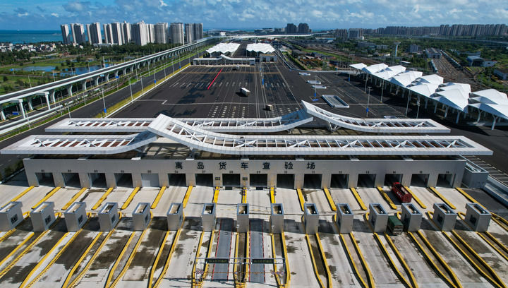 2025年9月17日，離島貨車通過海口新海港和南港“二線口岸”（貨運）集中查驗場，開往港區（無人機照片）。