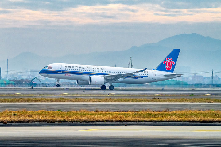 2025年1月14日，一架南航C919國産大飛機在廣州白雲國際機場起飛。