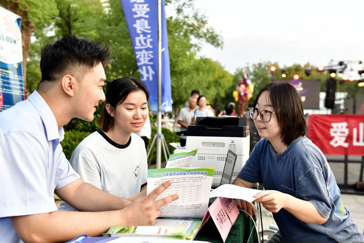 2025年8月25日，在山東省濱州市惠民縣孫武廣場，人社局的工作人員向市民介紹社保證明查詢相關服務。