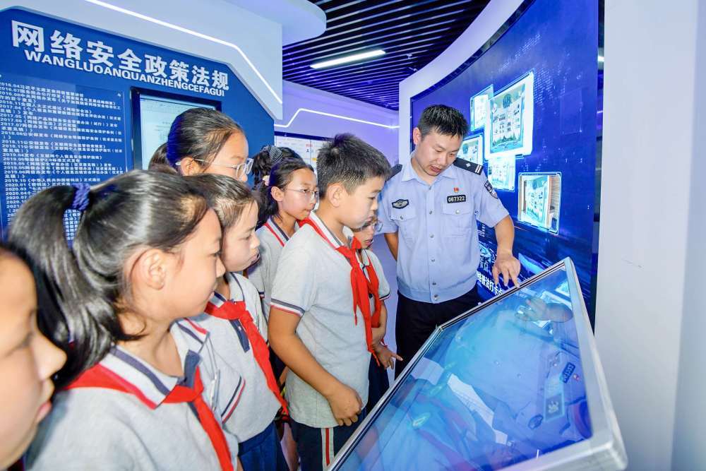 2025年9月15日，浙江省舟山市岱山縣公安局民警與轄區高亭中學學生進行網路安全知識競答互動。