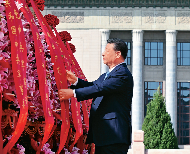 2025年9月30日上午，黨和國家領導人習近平、李強、趙樂際、王滬寧、蔡奇、丁薛祥、李希、韓正等來到北京天安門廣場，出席烈士紀念日向人民英雄敬獻花籃儀式。這是習近平整理花籃上的緞帶。