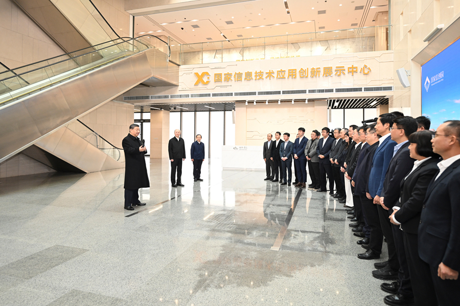 2月9日至10日，中共中央總書記、國家主席、中央軍委主席習近平在北京考察並看望慰問基層幹部群眾。這是9日上午，習近平在位於北京亦莊的國家信創園考察時，同科研人員和科技企業負責人代表交流。