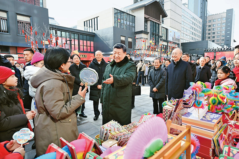 2026年2月9日至10日，中共中央總書記、國家主席、中央軍委主席習近平在北京考察並看望慰問基層幹部群眾。這是10日上午，習近平在東城區隆福寺街區新春市集考察時，同現場群眾親切交流。