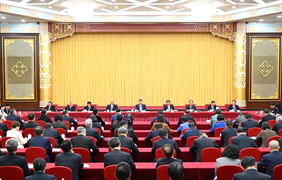 3月6日下午，中共中央總書記、國家主席、中央軍委主席習近平看望參加全國政協十四屆四次會議的農工黨、九三學社、醫藥衛生界、社會福利和社會保障界委員，並參加聯組會，聽取意見和建議。中共中央政治局常委、全國政協主席王滬寧，中共中央政治局常委、中央辦公廳主任蔡奇參加看望和討論。