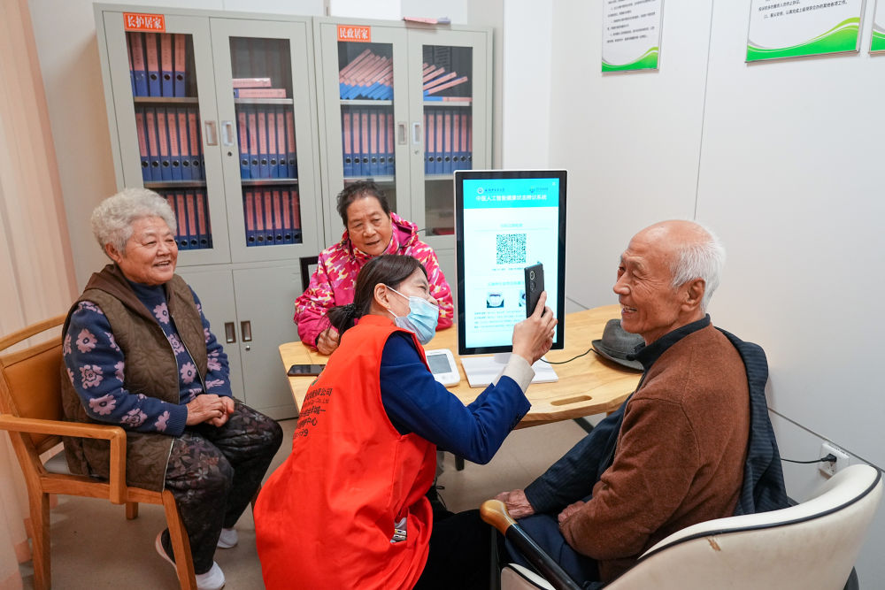 2025年10月23日，老人在山東省淄博市張店區馬尚街道金石社區日間護理中心測量健康數據。