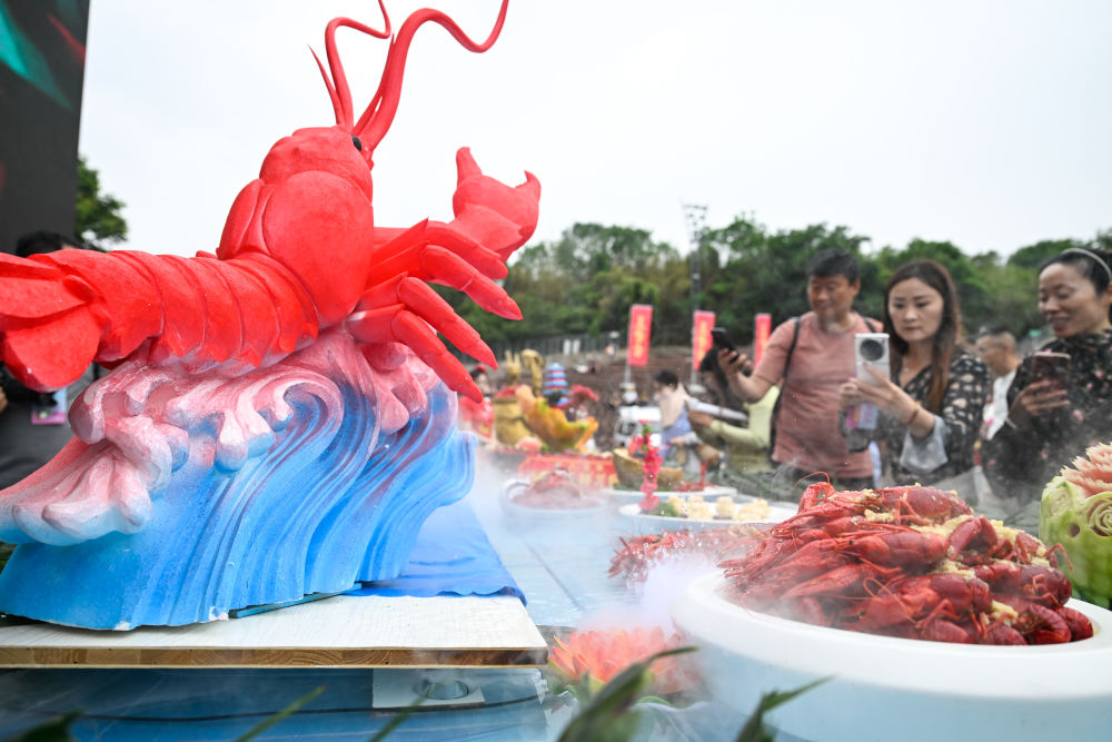 這是2025年6月12日在江蘇省淮安市拍攝的第25屆盱眙龍蝦節歡樂龍蝦宴現場。