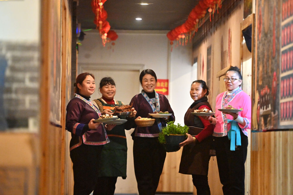 2025年2月28日，在廣西柳州市融水苗族自治縣融水鎮一家餐館，負責人吳葵花（中）和員工展示菜品。吳葵花經營餐館22年，長期為當地農村群眾提供穩定就業崗位，並收購偏遠山區群眾種植的蔬菜。在廣西大山裏，一批女能人活躍在農村電商、民宿餐飲、鄉村文旅等各個領域，帶動留守婦女發展産業，實現就近居家就業創業。