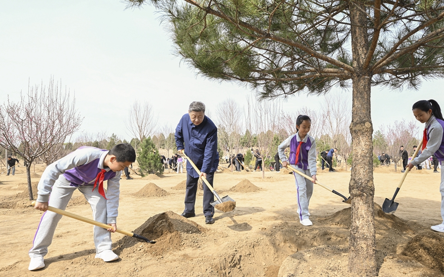 3月30日，黨和國家領導人習近平、李強、趙樂際、王滬寧、蔡奇、丁薛祥、李希等來到北京市昌平區百善鎮參加首都義務植樹活動。這是習近平同大家一起植樹。