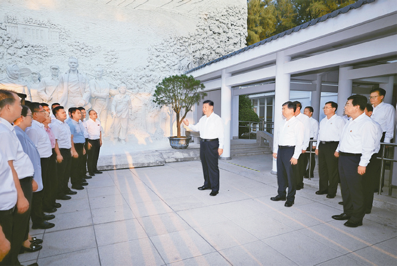 2024年10月15日至16日，中共中央總書記、國家主席、中央軍委主席習近平在福建考察。這是15日下午，習近平在漳州市東山縣谷文昌紀念館考察時，同谷文昌幹部學院教師、學員代表親切交流。