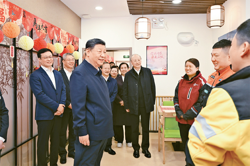 2026年2月9日至10日，中共中央總書記、國家主席、中央軍委主席習近平在北京考察並看望慰問基層幹部群眾。這是10日上午，習近平在西城區新街口街道父母食堂考察時，同在這裡休息的快遞小哥親切交流。