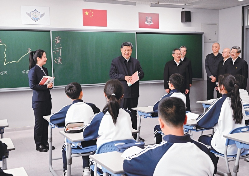 2026年3月23日，中共中央總書記、國家主席、中央軍委主席習近平在河北雄安新區考察，並主持召開深入推進雄安新區高品質建設和發展座談會。這是23日上午，習近平在北京四中雄安校區考察時，走進教室同師生親切交談。