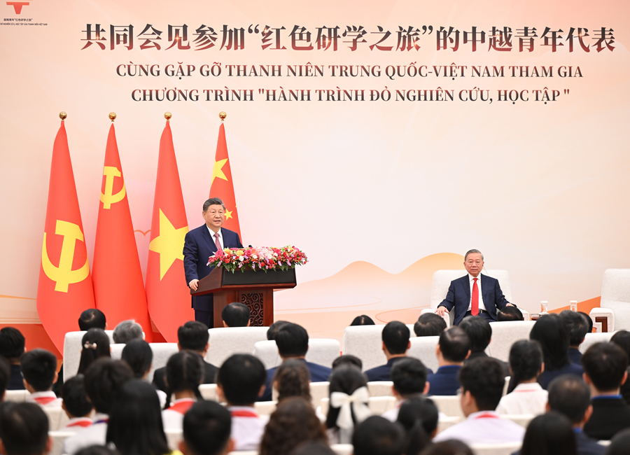 4月15日上午，中共中央總書記、國家主席習近平在北京人民大會堂同來華進行國事訪問的越共中央總書記、國家主席蘇林共同會見參加“紅色研學之旅”的中越青年代表。
