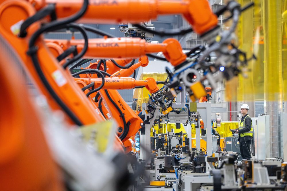 2026年3月16日，在浙江省湖州市長興縣呂山鄉，諾力五期未來工廠的工人在智慧化生産線上工作。