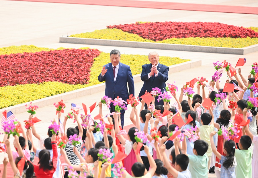 5月14日上午，國家主席習近平在北京人民大會堂同來華進行國事訪問的美國總統特朗普舉行會談。會談前，習近平在人民大會堂東門外廣場為特朗普舉行歡迎儀式。