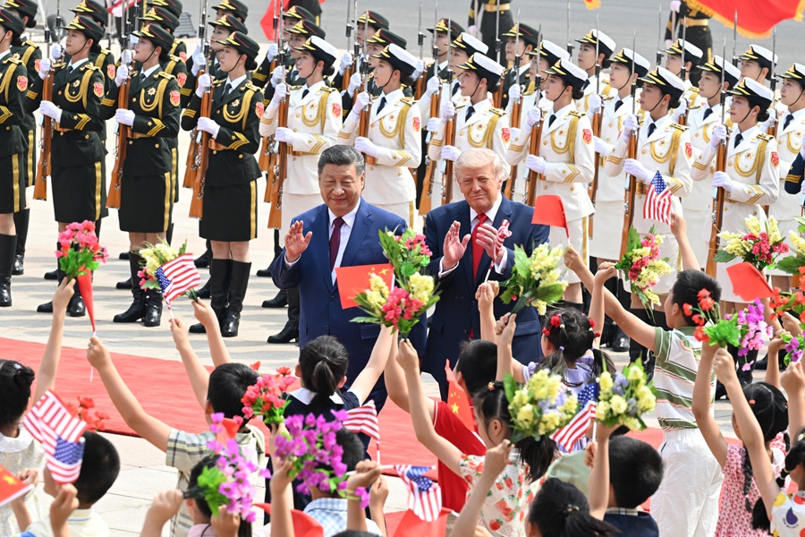 5月14日上午，國家主席習近平在北京人民大會堂同來華進行國事訪問的美國總統特朗普舉行會談。會談前，習近平在人民大會堂東門外廣場為特朗普舉行歡迎儀式。