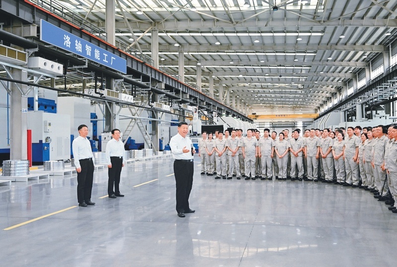2025年5月19日至20日，中共中央總書記、國家主席、中央軍委主席習近平在河南考察。這是19日下午，習近平在洛陽軸承集團股份有限公司智慧工廠考察時，同企業職工親切交流。