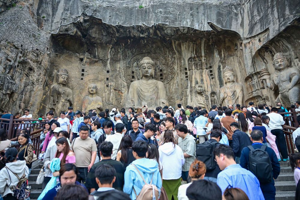 2026年5月2日，遊客在河南省洛陽市龍門石窟景區遊覽。