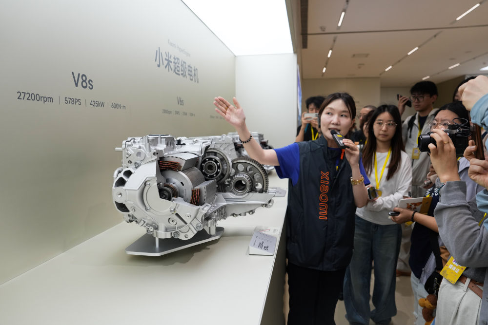 2025年6月16日，參觀者在北京小米汽車工廠的科技展廳了解小米超級電機。
