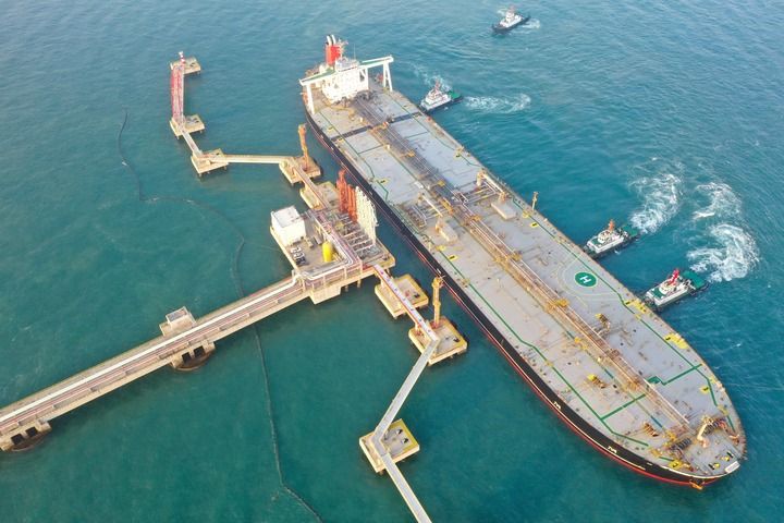 2025年12月18日，一艘裝載著石化原輔料的船舶抵達洋浦港。這是海南自由貿易港正式啟動全島封關後洋浦港口岸第一批通關的“零關稅”石化原輔料（無人機照片）。