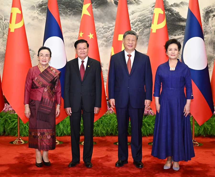 6月5日下午，中共中央總書記、國家主席習近平在北京人民大會堂同來華進行國事訪問的寮國人民革命黨中央總書記、國家主席通倫舉行會談。這是會談前，習近平和夫人彭麗媛同通倫和夫人娜麗合影。
